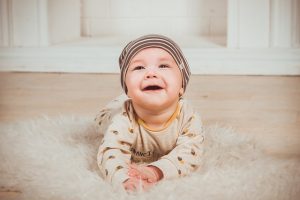 Baby in seinem Zimmer