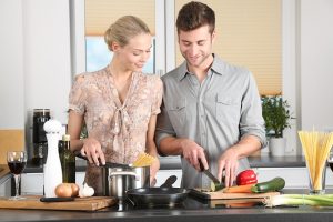 Paar kocht in Küche